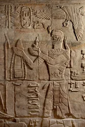 Relief på en helgedom som uppfördes av farao Taharqa på gården till Amuns tempel som han byggde i Kawa i Nubien, 25:e dynastin, sen period, 690-64 f.Kr. detalj i sandsten av 107896